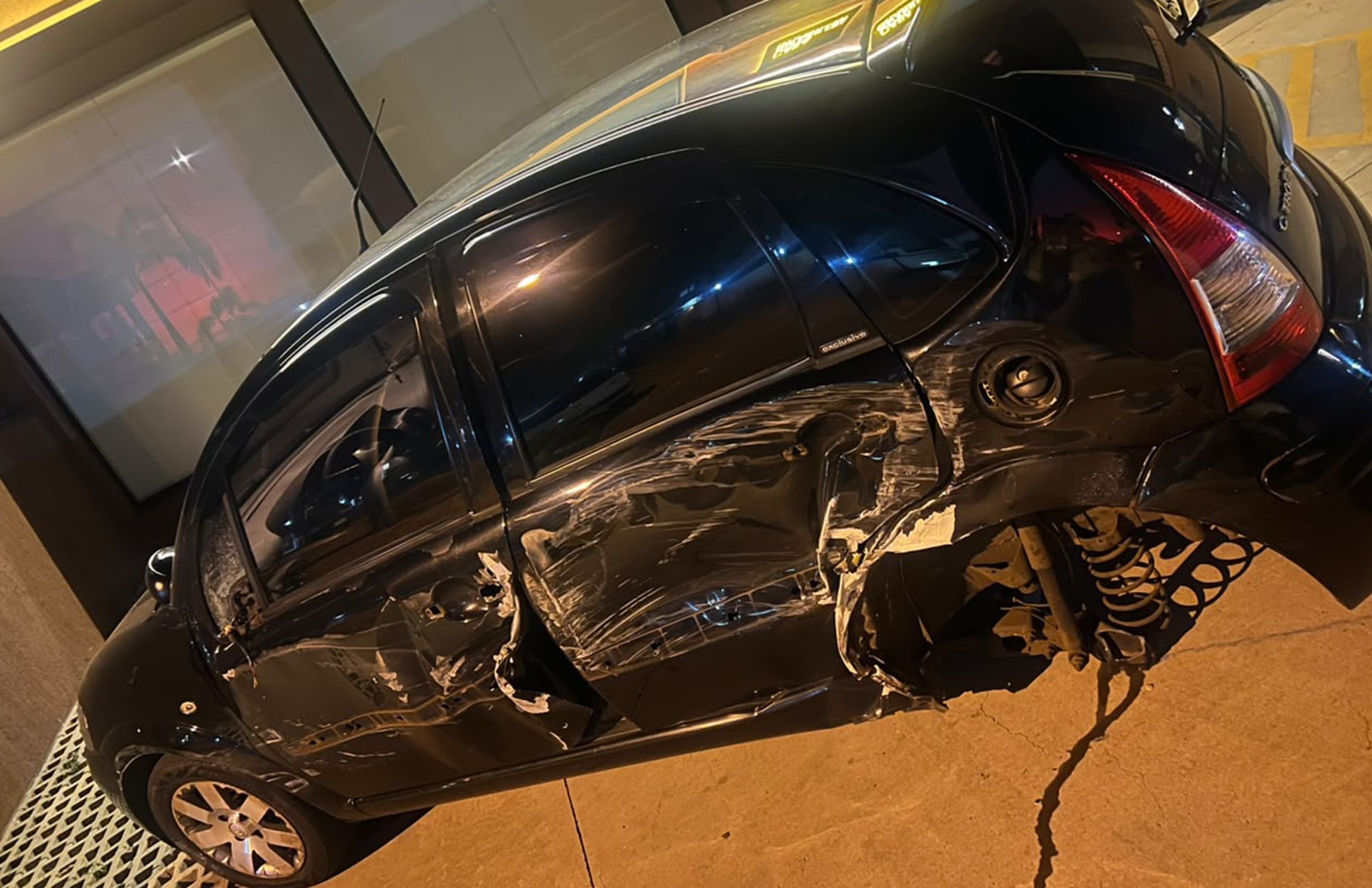 Carro parado na rua fica destruído ao ser arrastado por ônibus do transporte público em Ribeirão Preto, SP; vídeo